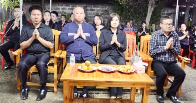 ร่วมวางหรีดเคารพศพ และเป็นเจ้าภาพสวดพระอภิธรรมศพคุณพ่อยก ไชยสวัสดิ์