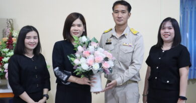 รับรายงานตัว ปฐมนิเทศ และมอบช่อดอกไม้แสดงความยินดีกับ นายวราวุธ วงศ์ใหญ่ ผู้ได้รับการคัดเลือกเพื่อบรรจุและแต่งตั้งให้ดำรงตำแหน่งรองผู้อำนวยการสถานศึกษา โรงเรียนบ้านเหล่า (รัฐราษฎร์บำรุง)