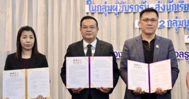 ร่วมพิธีลงนามบันทึกความเข้าใจ (MOU) ว่าด้วยการขับเคลื่อนความปลอดภัยในการใช้รถใช้ถนน ในกลุ่มผู้ขับรถรับ-ส่งนักเรียน ในจังหวัดแพร่