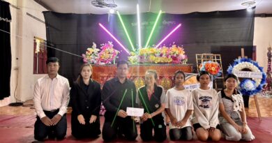 มอบเงินกองทุนช่วยเหลือนักเรียน