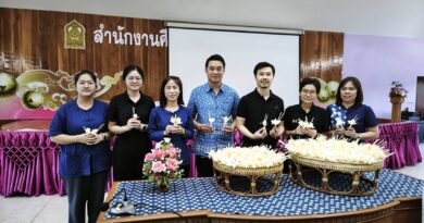 ร่วมกิจกรรมจิตอาสาประดิษฐ์ดอกไม้จันทน์